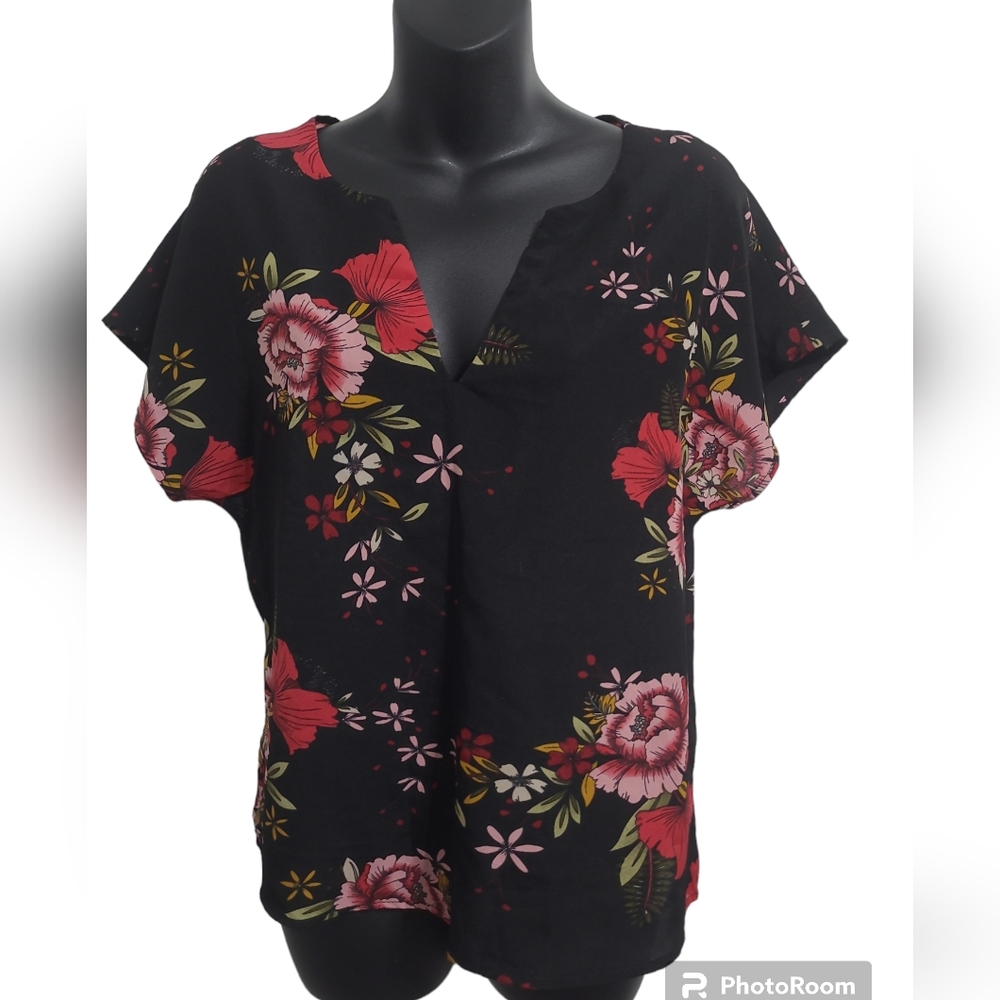 ⭐️  NWOT SHEIN Black Red/Pink Floral Split V-Neck Short-sleeved Blouse Size XS